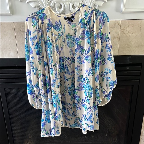 Forever 21 Tops - Forever 21 Blue and Cream Floral kimono